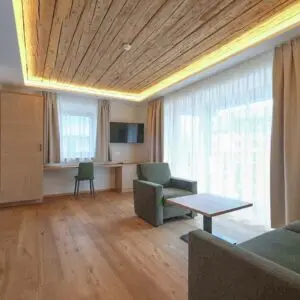 Wohnzimmer von Wohnung Tradition: Wohnung mit Sauna, großer Terrasse und 2 Schlafzimmern