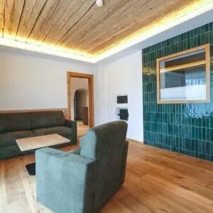 Wohnzimmer von Wohnung Tradition: Wohnung mit Sauna, großer Terrasse und 2 Schlafzimmern