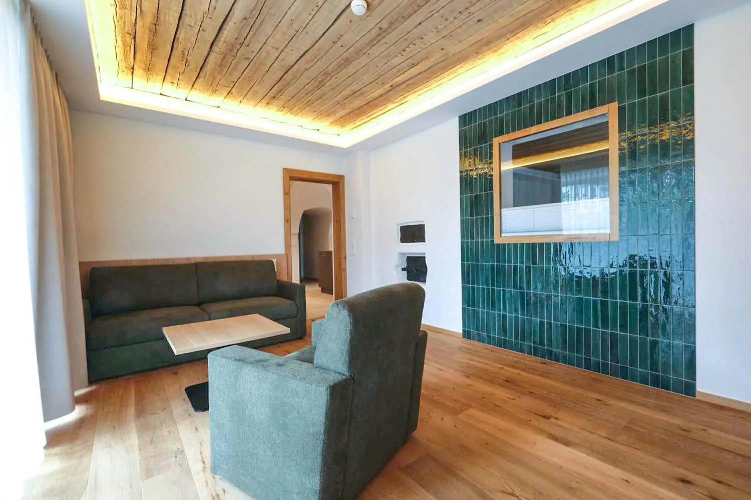 Wohnzimmer von Wohnung Tradition: Wohnung mit Sauna, großer Terrasse und 2 Schlafzimmern