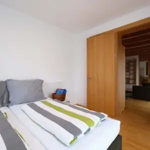Das Schlafzimmer der Ferienwohnung "Wiesenzauber" im Seehotel Kärntnerhof am Weissensee.