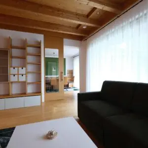 Das Wohnzimmer der Ferienwohnung "Wiesenzauber" im Seehotel Kärntnerhof am Weissensee.