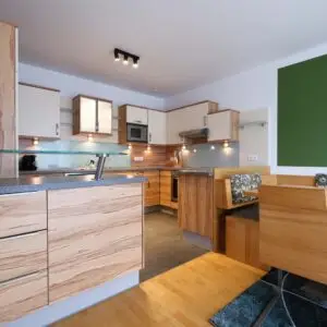 Die Küche der Ferienwohnung "Wiesenzauber" im Seehotel Kärntnerhof am Weissensee.