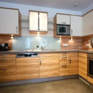 Die Küche der Ferienwohnung "Wiesenzauber" im Seehotel Kärntnerhof am Weissensee.