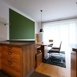 Das Esszimmer der Ferienwohnung "Wiesenzauber" im Seehotel Kärntnerhof am Weissensee.