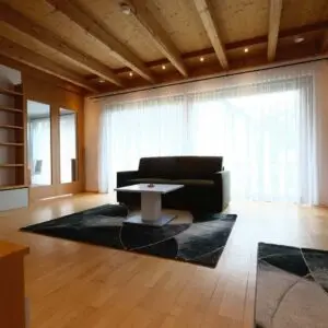 Das Wohnzimmer der Ferienwohnung "Wiesenzauber" im Seehotel Kärntnerhof am Weissensee.