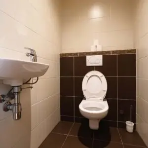 Das Badezimmer der Ferienwohnung "Wiesenzauber" im Seehotel Kärntnerhof am Weissensee.