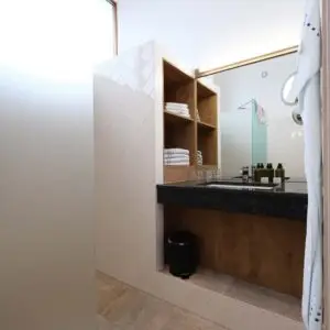 Das Badezimmer der Ferienwohnung "Wiesenzauber" im Seehotel Kärntnerhof am Weissensee.