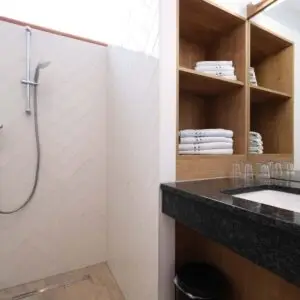 Das Badezimmer der Ferienwohnung "Wiesenzauber" im Seehotel Kärntnerhof am Weissensee.