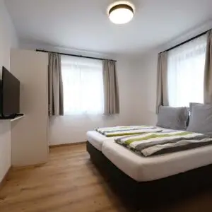 Das Schlafzimmer der Ferienwohnung "Wiesenzauber" im Seehotel Kärntnerhof am Weissensee.