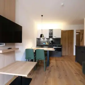 Die Küche der Ferienwohnung "klein und fein" im Seehotel Kärntnerhof am Weissensee.