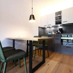 Die Küche der Ferienwohnung "klein und fein" im Seehotel Kärntnerhof am Weissensee.