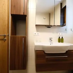 Das Badezimmer der Ferienwohnung "klein und fein" im Seehotel Kärntnerhof am Weissensee.