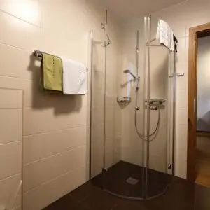 Das Badezimmer der Ferienwohnung "klein und fein" im Seehotel Kärntnerhof am Weissensee.