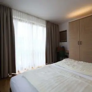 Das Schlafzimmer der Ferienwohnung "klein und fein" im Seehotel Kärntnerhof am Weissensee.
