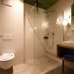 Das Badezimmer vom Doppelzimmer "Gemütlich" im Seehotel Kärntnerhof.