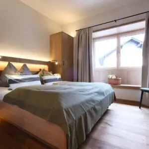 Das Schlafzimmer vom Doppelzimmer "Gemütlich" im Seehotel Kärntnerhof.