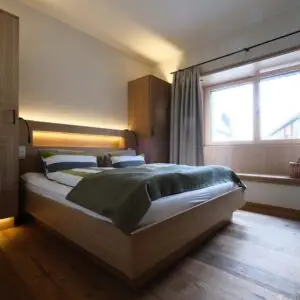 Das Schlafzimmer der Ferienwohnung Kirche im Seehotel Kärntnerhof am Weissensee.