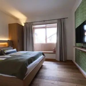 Das Schlafzimmer der Ferienwohnung Kirche im Seehotel Kärntnerhof am Weissensee.
