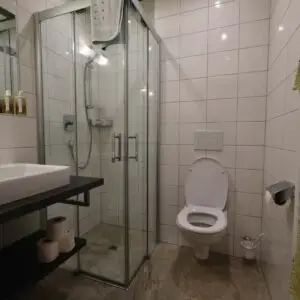 Das Badezimmer der Ferienwohnung Kirche im Seehotel Kärntnerhof am Weissensee.