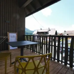 Die Terrasse der Ferienwohnung Kirche im Seehotel Kärntnerhof am Weissensee.