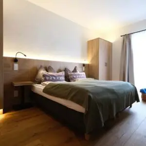 Schlafzimmer der Ferienwohnung Seeblick im Seehotel Kärntnerhof am Weissensee.