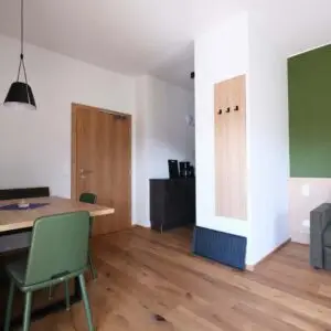 Wohn- und Esszimmer der Ferienwohnung Seeblick im Seehotel Kärntnerhof am Weissensee.