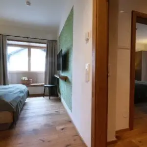 Schlafzimmer der Ferienwohnung Seeblick im Seehotel Kärntnerhof am Weissensee.