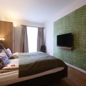Schlafzimmer der Ferienwohnung Seeblick im Seehotel Kärntnerhof am Weissensee.