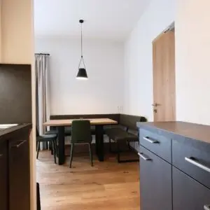 Küche und Esszimmer der Ferienwohnung Seeblick im Seehotel Kärntnerhof am Weissensee.