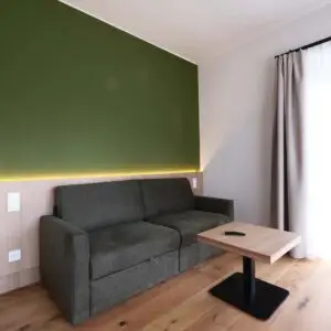 Wohnzimmer der Ferienwohnung Seeblick im Seehotel Kärntnerhof am Weissensee.