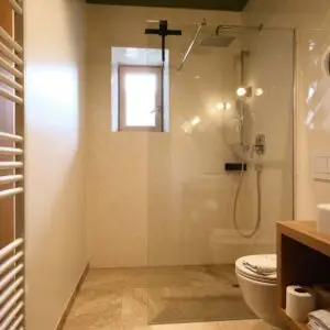 Badezimmer der Ferienwohnung Seeblick im Seehotel Kärntnerhof am Weissensee.