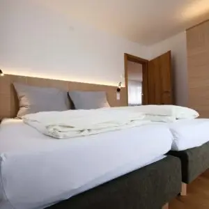 Schlafzimmer der Ferienwohnung Seezauber im Seehotel Kärntnerhof am Weissensee.