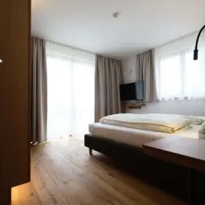 Schlafzimmer der Ferienwohnung Seezauber im Seehotel Kärntnerhof am Weissensee.