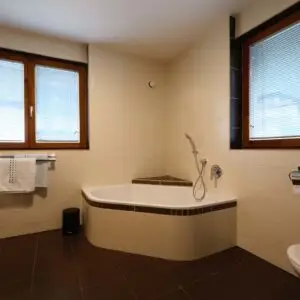 Badezimmer der Ferienwohnung Seezauber im Seehotel Kärntnerhof am Weissensee.