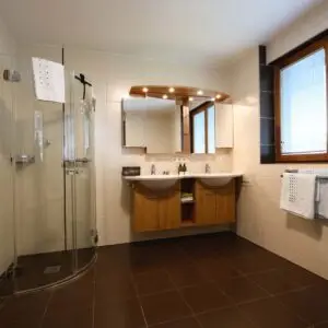 Badezimmer der Ferienwohnung Seezauber im Seehotel Kärntnerhof am Weissensee.