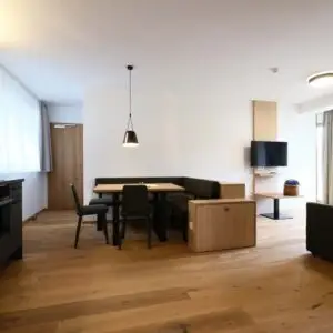 Küche und Esszimmer der Ferienwohnung Seezauber im Seehotel Kärntnerhof am Weissensee.