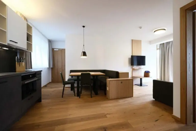 Küche und Esszimmer der Ferienwohnung Seezauber im Seehotel Kärntnerhof am Weissensee.