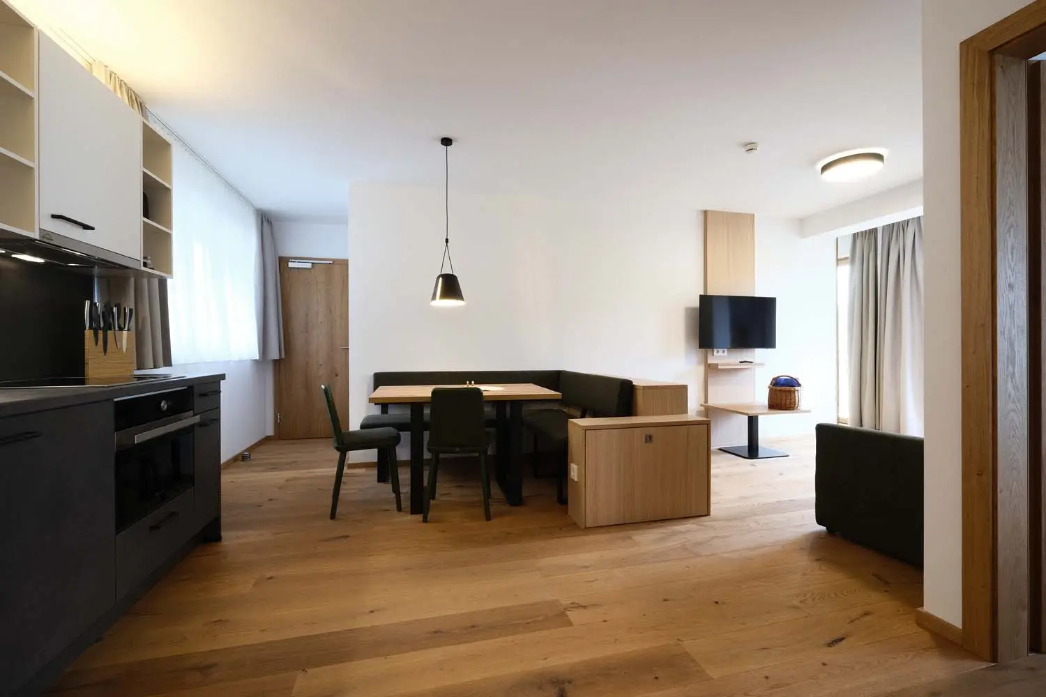 Küche und Esszimmer der Ferienwohnung Seezauber im Seehotel Kärntnerhof am Weissensee.