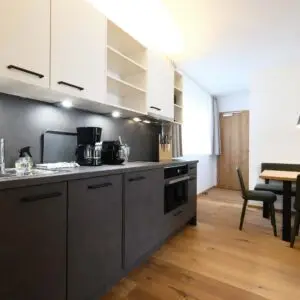 Küche und Esszimmer der Ferienwohnung Seezauber im Seehotel Kärntnerhof am Weissensee.