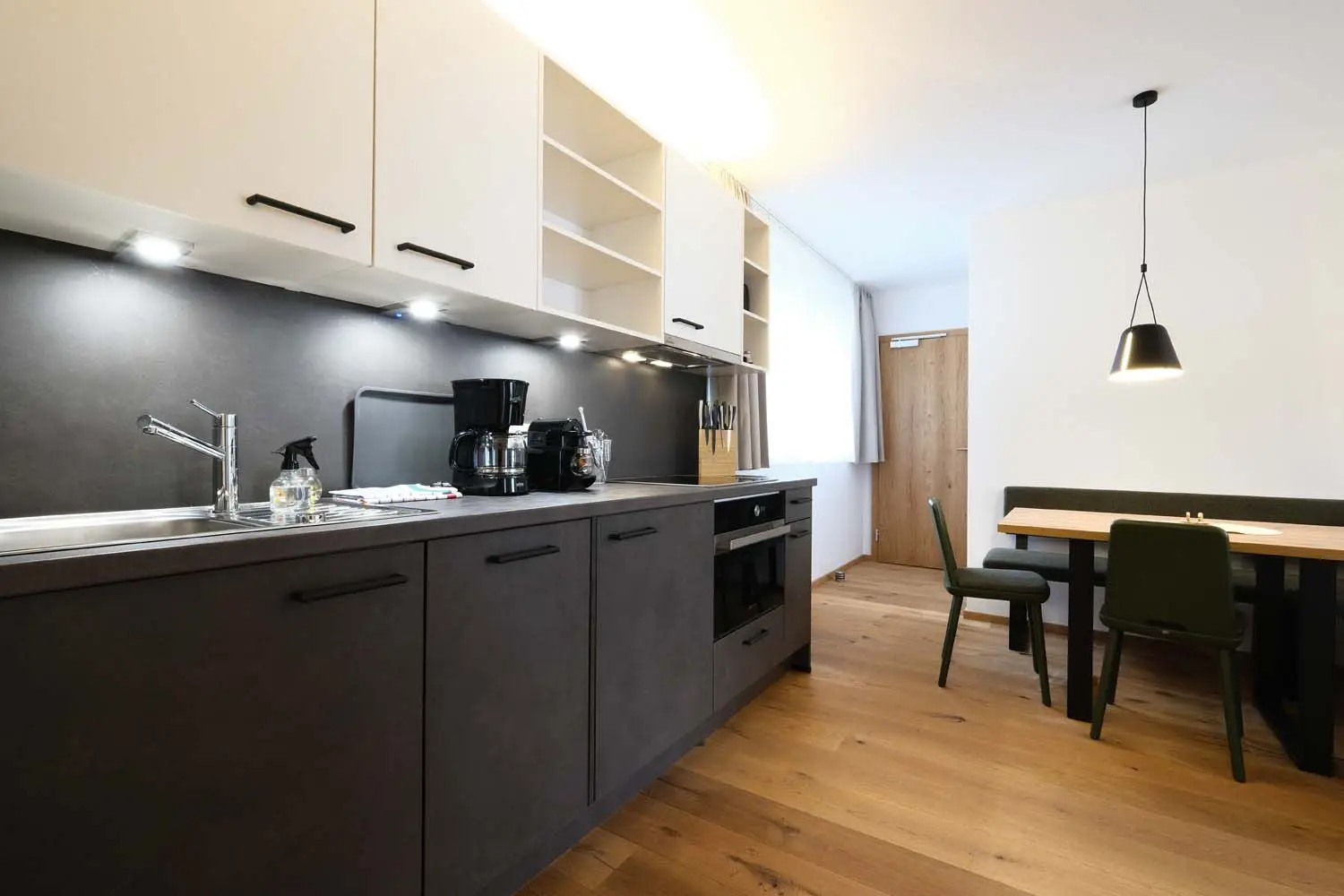 Küche und Esszimmer der Ferienwohnung Seezauber im Seehotel Kärntnerhof am Weissensee.