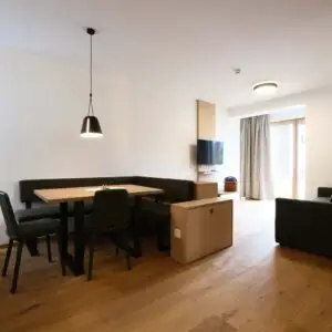 Küche und Esszimmer der Ferienwohnung Seezauber im Seehotel Kärntnerhof am Weissensee.
