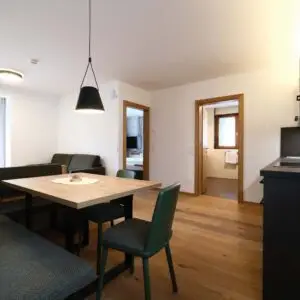 Küche und Esszimmer der Ferienwohnung Seezauber im Seehotel Kärntnerhof am Weissensee.