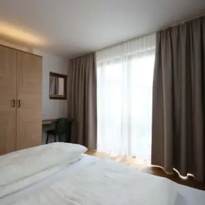 Schlafzimmer der Ferienwohnung Seezauber im Seehotel Kärntnerhof am Weissensee.