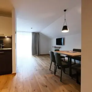 Küche & Esszimmer der Ferienwohnung Traumblick im Seehotel Kärntnerhof am Weissensee.