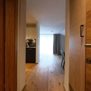 Eingangsbereich der Ferienwohnung Traumblick im Seehotel Kärntnerhof am Weissensee.