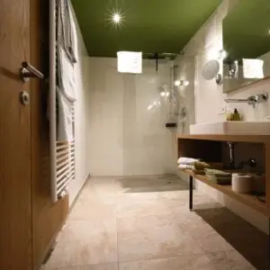 Badezimmer der Ferienwohnung Traumblick im Seehotel Kärntnerhof am Weissensee.