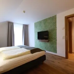 Schlafzimmer der Ferienwohnung Traumblick im Seehotel Kärntnerhof am Weissensee.