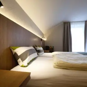 Schlafzimmer der Ferienwohnung Traumblick im Seehotel Kärntnerhof am Weissensee.