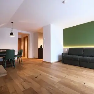 Wohnzimmer der Ferienwohnung Traumblick im Seehotel Kärntnerhof am Weissensee.